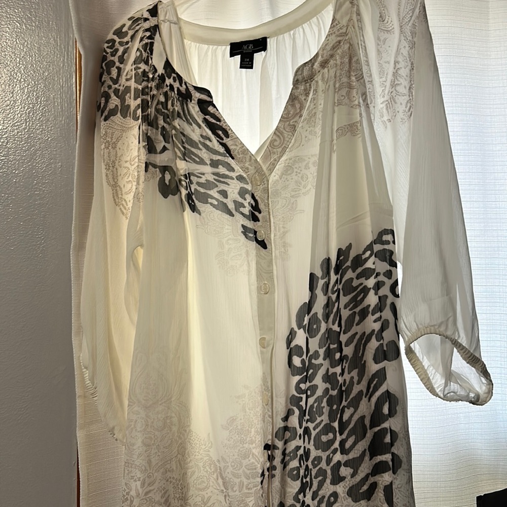 White & black blouse with 3/4 sleeves